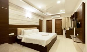 um quarto com uma cama grande num quarto em Nectar Nest em Coimbatore