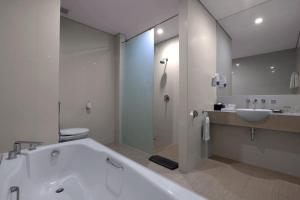 Aston Cirebon Hotel and Convention Center的一间浴室