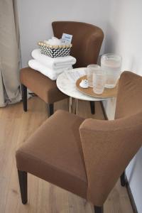 een tafel met twee stoelen en een tafel met glazen erop bij Near Amsterdam and airport, 90m2, privacy! in Hoofddorp
