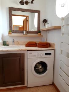 W łazience znajduje się pralka i umywalka. w obiekcie L'angélus, gîte de charme au coeur du vieux village de Sablet w mieście Sablet