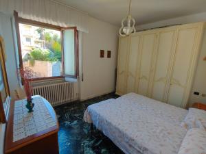 a bedroom with a bed and a window at Luminoso appartamento vacanze vista mare in centro in Celle Ligure