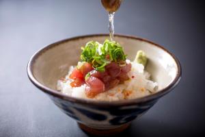 un tazón de arroz con carne y verduras con una cuchara en Hanashinsui, en Toba