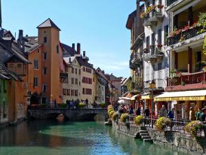 a group of people standing on a bridge over a river at Appartement Annecy, 2 pièces, 2 personnes - FR-1-432-74 in Annecy