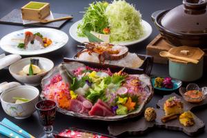 un tavolo con diversi piatti di cibo sopra di Hanashinsui a Toba