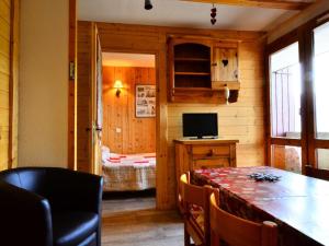 a dining room with a table and a bedroom at Charmant appartement rénové 2/3 pièces pour 5 pers, proche pistes et commerces, parking gratuit - FR-1-329-29 in Bellentre