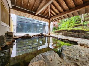 um lago de carpas interior numa casa em Shugyoku no Yu Yakushido Onsen em Oshu