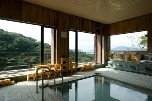 Vista generica sulle montagne o vista sulle montagne dall'interno del ryokan