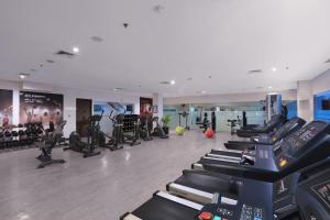 Aston Cirebon Hotel and Convention Center的健身中心和/或健身设施