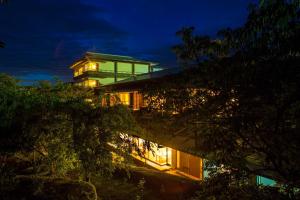 un edificio con le luci accese di notte di Hanashinsui a Toba