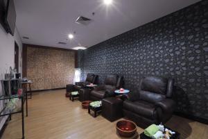 Aston Cirebon Hotel and Convention Center的休息区