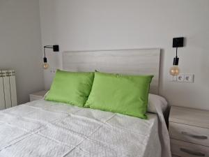 Tempat tidur dalam kamar di Apartamentos Villa de Panes - La Milera