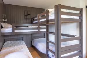 een kamer met 2 stapelbedden en 2 slaapkamers bij St Gervais Les Bains - Mont Blanc in Saint-Gervais-les-Bains