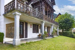 een oud huis met een balkon erop bij St Gervais Les Bains - Mont Blanc in Saint-Gervais-les-Bains