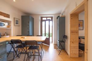 een keuken en eetkamer met een tafel en stoelen bij St Gervais Les Bains - Mont Blanc in Saint-Gervais-les-Bains