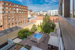 widok na dziedziniec z basenem w obiekcie Hotel & Spa Villa Olimpica Suites w Barcelonie