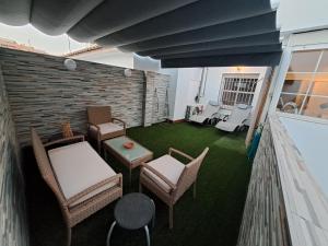 コルドバにあるApartamento 40m2 con terraza chillout de 20m2 totalmente equipado en casco historicoの小さなパティオ(椅子、テーブル付)