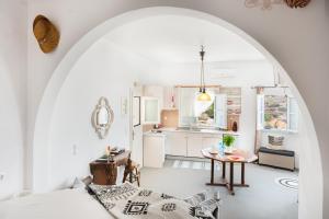 席克諾斯的住宿－Antiparos，拱形客房设有厨房和桌子
