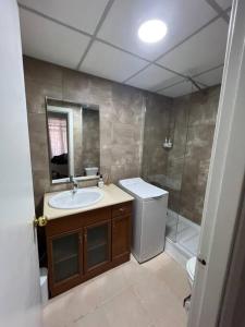 uma casa de banho com um lavatório e um chuveiro em Brisa Mar Apartamentos em Salou