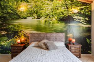 ein Schlafzimmer mit einem Gemälde eines Flusses und einem Bett in der Unterkunft Villetta Tiziana in Pisa