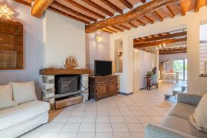 ein Wohnzimmer mit einem Kamin und einem TV in der Unterkunft Villetta Tiziana in Pisa