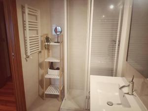 Ένα μπάνιο στο MAIALA ETXEA-Terraza Zona Nueva-WIFI Aparcamiento en la puerta +35 φωτογραφίες