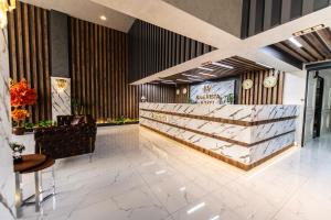 a lobby with a marble counter and a table at Blue Vista Hotel & SPA in Esenyurt