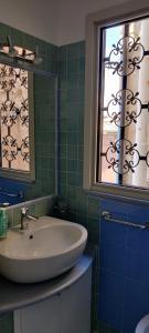 La salle de bains est pourvue d'un lavabo et d'une fenêtre. dans l'établissement Azzurra, à Pizzo