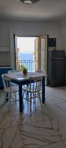 - une table et des chaises dans la cuisine avec vue sur l'océan dans l'établissement Azzurra, à Pizzo