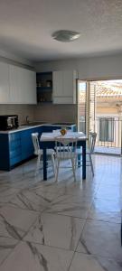 - une cuisine avec une table et des chaises dans la chambre dans l'établissement Azzurra, à Pizzo