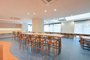 una clase con mesas y sillas en un aula en Kagoshima Plaza Hotel Tenmonkan, en Kagoshima