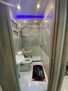 een kleine badkamer met een toilet en een wastafel bij مرسى مطروح in Marsa Matruh