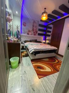 1 dormitorio con 1 cama y una pintura en la pared en مرسى مطروح en Marsa Matruh