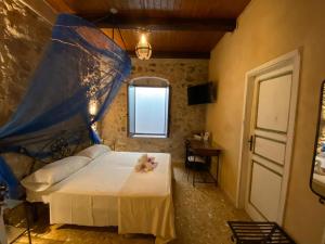 - une chambre avec un lit blanc et une fenêtre dans l'établissement Agriturismo L'impero Romano, à Gerace