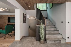 una scala in una casa con una sedia verde di Chalet Pfunds inklusive Summercard Basic a Pfunds