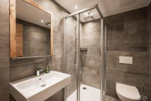 un bagno con lavandino e doccia di Chalet Pfunds inklusive Summercard Basic a Pfunds