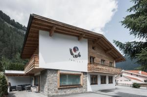 ein Gebäude mit einem großen Schild an der Seite in der Unterkunft Chalet Pfunds in Pfunds