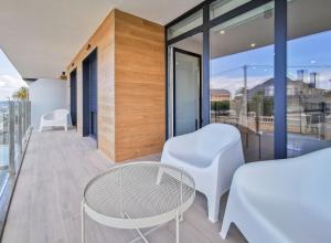 Zimmer mit einem Balkon mit Tisch und Stühlen in der Unterkunft Duerming Playa de Foz VUT in Foz