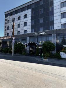 Abri Hotel في دنيبروبيتروفسك: شارع فاضي امام الفندق