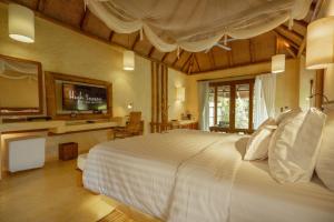 una camera con un grande letto e una televisione di High Season Pool Villa & Spa a Ko Kood