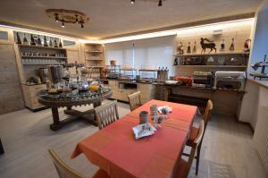 Cucina o angolo cottura di Hotel Cime D'Oro