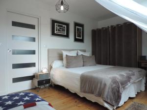 een slaapkamer met een groot bed en een nachtkastje bij Relais Du Boss in Saint-Vran