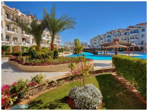 Bazén v ubytování Sharm Hills Aqua park Resort شرم هيلز اكوا بارك ريزورت nebo v jeho okolí