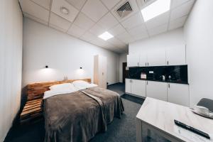 ein Schlafzimmer mit einem großen Bett und eine Küche in der Unterkunft Apartamenty EXPO Nadarzyn 3Rooms in Kajetany