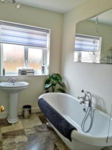 的住宿－Leylands，带浴缸、水槽和镜子的浴室