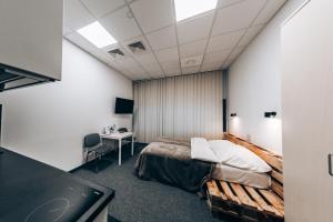 ein Hotelzimmer mit Bett und Schreibtisch in der Unterkunft Apartamenty EXPO Nadarzyn 3Rooms in Kajetany