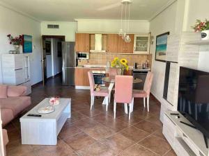 eine Küche und ein Wohnzimmer mit einem Tisch und Stühlen in der Unterkunft Piso en primera línea de playa, Vera Playa in Playas de Vera