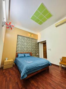 a bedroom with a bed with a ceiling with a window at Bình Minh Motel in Pleiku