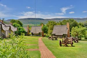 um grupo de tractores estacionados em frente a um edifício em African Hills Safari Lodge & Spa em Magaliesburg