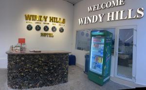 una tienda con una máquina expendedora y un mostrador en Windy hills hotel en Mui Ne