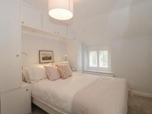Кровать или кровати в номере Scrambles Cottage
